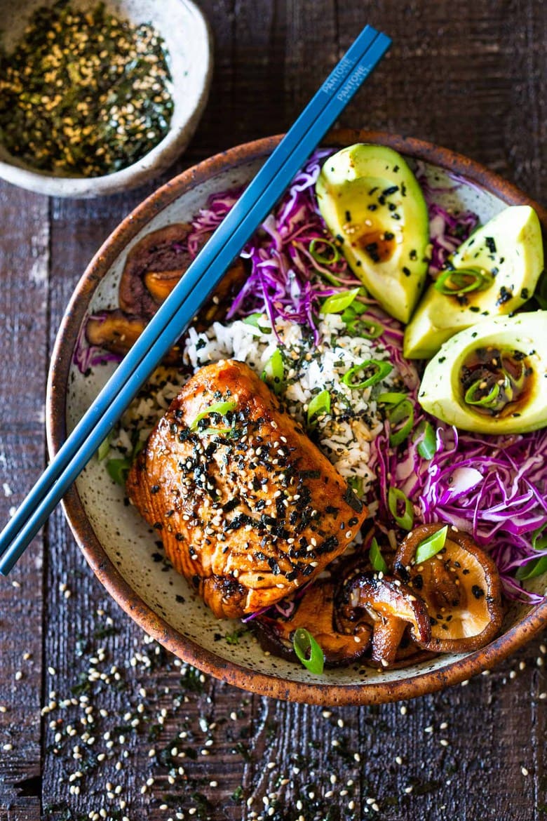 Furikake Salmon Bowls- Seared Salmon with Sesame oil a fast and easy weeknight dinner that healthy and delicious. #salmonbowl #keto #salmon