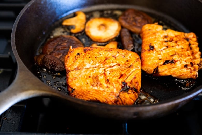 Furikake Salmon Bowls- Seared Salmon with Sesame oil a fast and easy weeknight dinner that healthy and delicious. #salmonbowl #keto #salmon