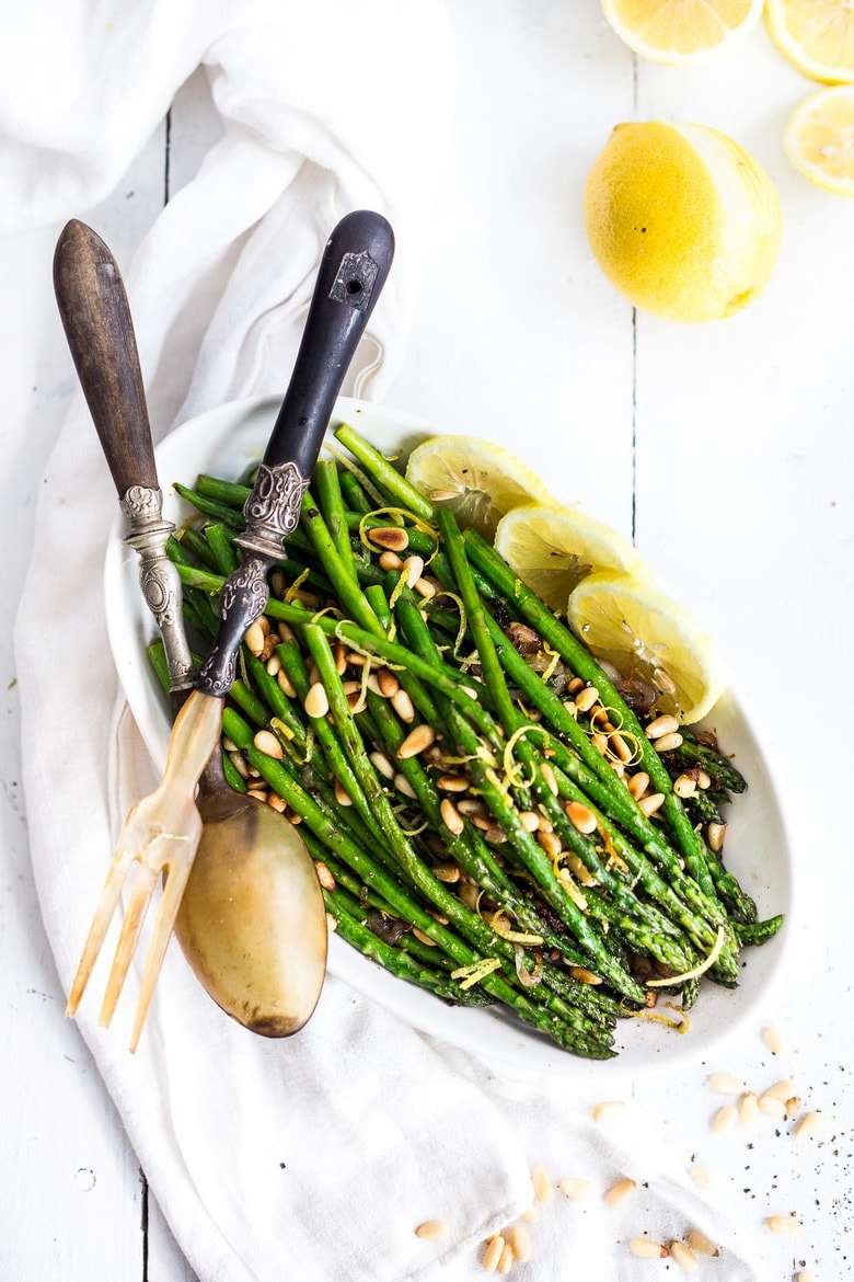 Einfacher gebratener Spargel im Ofen mit Zitrone, Knoblauch und Olivenöl gebacken. Kann in 20 Minuten gemacht werden! Eine einfache vegane Beilage, perfekt für den Frühling. #roastedasparagus