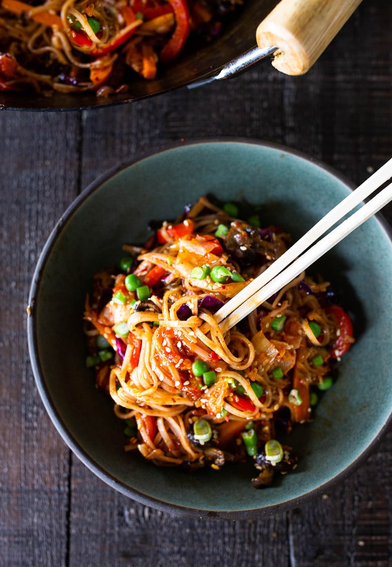 These Easy Dinner Ideas are perfect for busy nights. From veggie-loaded stir-fries and healthy grain bowls, to flavorful tacos and simple pastas, these easy healthy dinners can be made in no time flat. Many vegan options! 