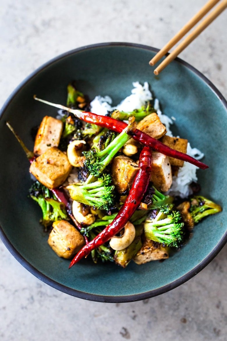 40 Easy Dinner Ideas: This flavorful Broccoli Stir fry can be kept vegan with Crispy Tofu (or sub shrimp, chicken or beef). A fast and easy dinner recipe that can be made in under 30 minutes.