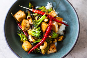 This flavorful Broccoli Stir fry can be kept vegan with Tofu (or substitute shrimp, chicken or beef). A fast and easy vegan dinner recipe that can be made in under 30 minutes. #stirfry #broccoli #veganstirfry #tofustirfry #paleo