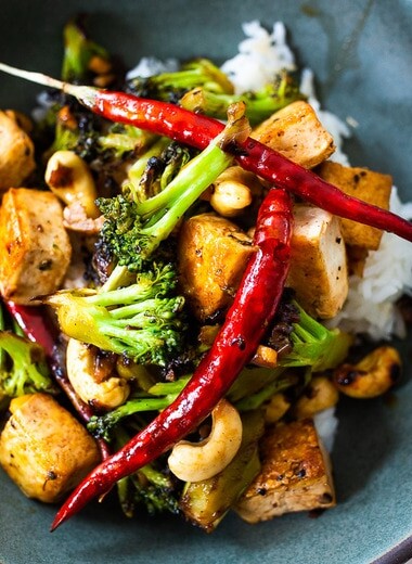 This flavorful Broccoli Stir fry can be kept vegan with Tofu (or substitute shrimp, chicken or beef). A fast and easy vegan dinner recipe that can be made in under 30 minutes. #stirfry #broccoli #veganstirfry #tofustirfry #paleo