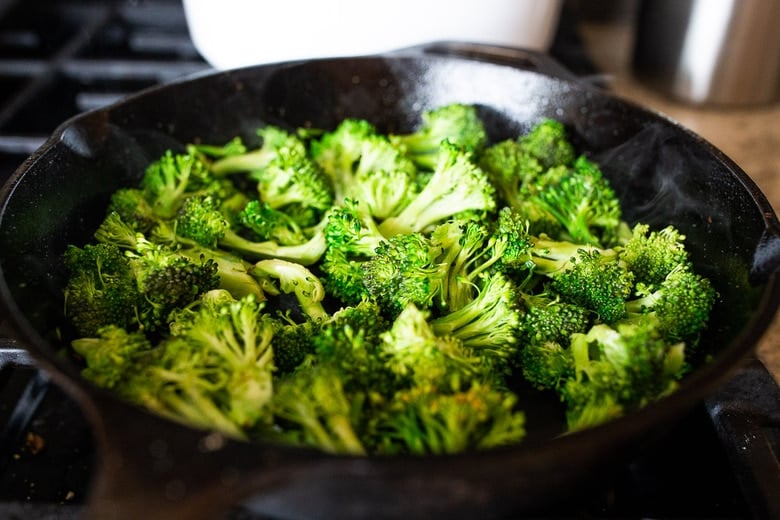 This flavorful Broccoli Stir fry can be kept vegan with Tofu (or substitute shrimp, chicken or beef). A fast and easy vegan dinner recipe that can be made in under 30 minutes. #stirfry #broccoli #veganstirfry #tofustirfry #paleo 