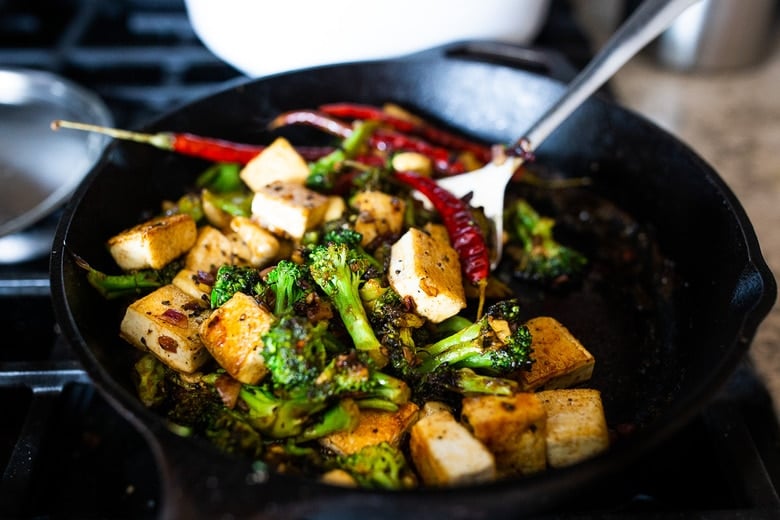 This flavorful Broccoli Stir fry can be kept vegan with Tofu (or substitute shrimp, chicken or beef). A fast and easy vegan dinner recipe that can be made in under 30 minutes. #stirfry #broccoli #veganstirfry #tofustirfry #paleo 