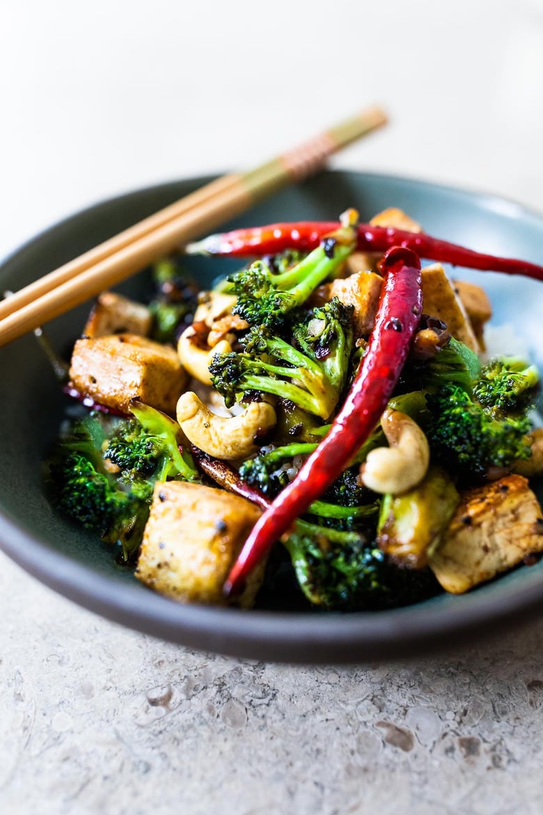 This flavorful Broccoli Stir fry can be kept vegan with Tofu (or substitute shrimp, chicken or beef). A fast and easy vegan dinner recipe that can be made in under 30 minutes. #stirfry #broccoli #veganstirfry #tofustirfry #paleo 