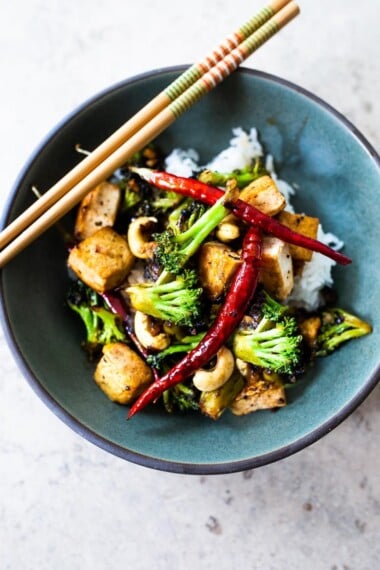 This flavorful Broccoli Stir fry can be kept vegan with Tofu (or substitute shrimp, chicken or beef). A fast and easy vegan dinner recipe that can be made in under 30 minutes. #stirfry #broccoli #veganstirfry #tofustirfry #paleo