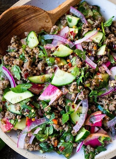 A flavorful recipe for Larb, a fresh Thai salad made with your choice of lamb, beef, pork, chicken or tofu. Low carb, fast and easy! #larb #thaifood #thaisalad