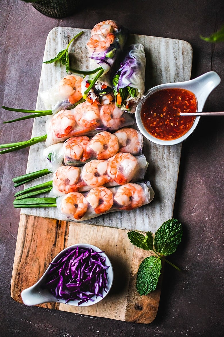 Vietnamese Spring Rolls filled with your choice of shrimp or tofu, veggies and vermicelli noodles. Light and healthy! #summerrolls #springrolls #saladrolls