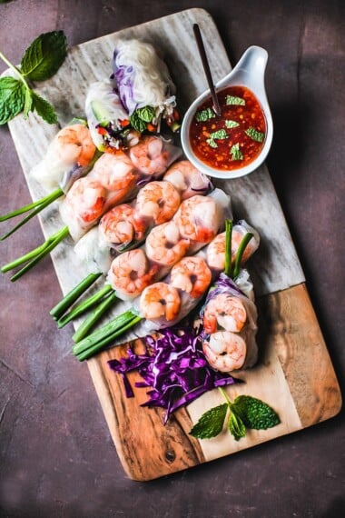 Vietnamese Spring Rolls filled with your choice of shrimp or tofu, veggies and vermicelli noodles. Light and healthy! #summerrolls #springrolls #saladrolls