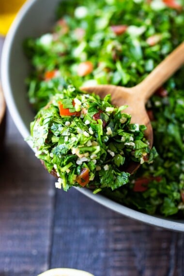 How to make the BEST Tabouli - this authentic Lebanese version is full of flavor, vegan and can be made with bulgar or quinoa. Seasoned with 7- spice! #tabouli #tabbouleh