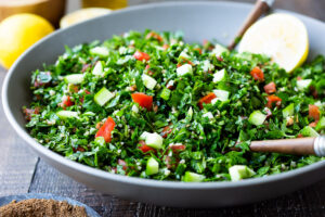 How to make the BEST Tabouli - this authentic Lebanese version is full of flavor, vegan and can be made with bulgar or quinoa. Seasoned with 7- spice! #tabouli #tabbouleh