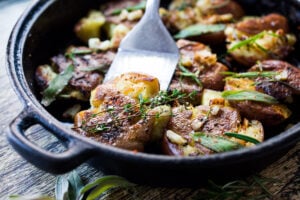 Crispy Herbed Smashed Potatoes with Garlic and Herbs- a healthy vegan side perfect for breakfast or dinner! #veganside #potoatoes #smashedpotatoes #veganpotatoes
