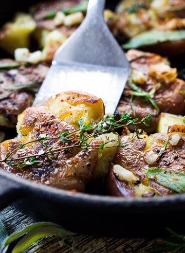 Crispy Herbed Smashed Potatoes with Garlic and Herbs- a healthy vegan side perfect for breakfast or dinner! #veganside #potoatoes #smashedpotatoes #veganpotatoes