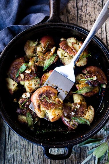 Crispy Smashed Potatoes with Garlic and Herbs- a healthy vegan side perfect for breakfast or dinner! #veganside #potoatoes #smashedpotatoes #veganpotatoes