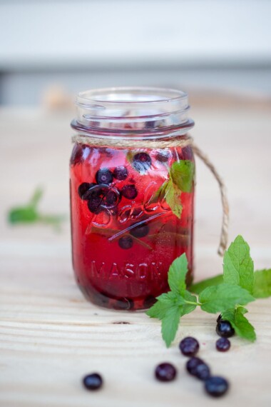 How to make refreshing Huckleberry Mojitos with Rum, fresh huckleberries and mint. #mojito #huckleberries