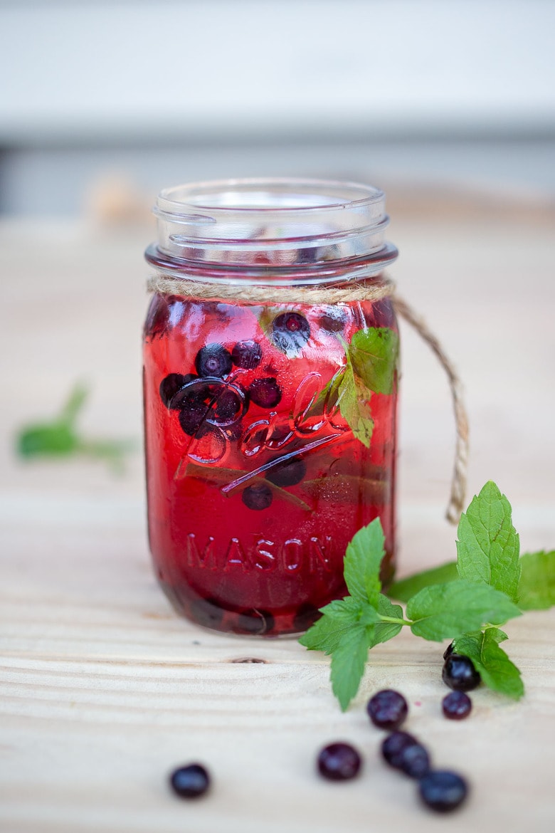 How to make refreshing Huckleberry Mojitos with Rum, fresh huckleberries and mint. #mojito #huckleberries