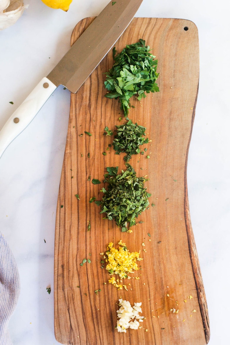 Farro Salad with Marinated Zucchini & Chickpeas, fresh herbs and optional feta, tossed a simple lemony dressing. #farrosalad #vegansalad #zucchinirecipes #chickpeasalad 