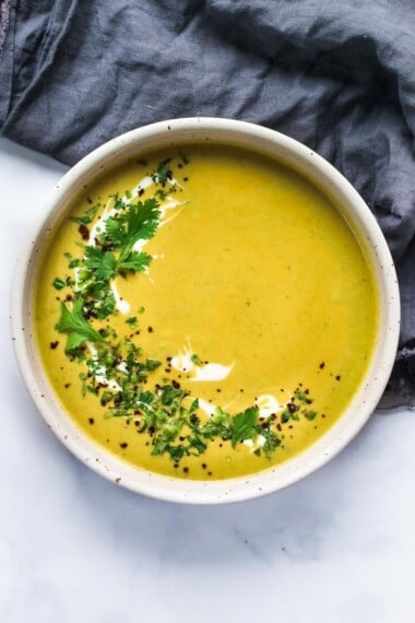 Curried Zucchini Soup with ginger and mint. A fast and easy vegan-adaptable soup that is healthy and flavorful. #zucchini #curriedzucchinisoup