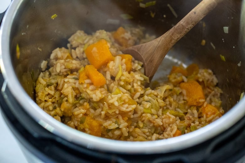 Cozy up with a comforting bowl of Butternut Risotto with Leeks and Spinach made with very little fuss, in your Instant Pot pressure cooker. Vegan-adaptable and Gluten-free. #butternut #butternutrisotto #instantpot #vegan