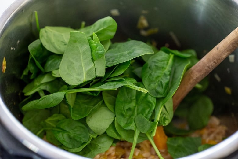 Cozy up with a comforting bowl of Butternut Risotto with Leeks and Spinach made with very little fuss, in your Instant Pot pressure cooker. Vegan-adaptable and Gluten-free. #butternut #butternutrisotto #instantpot #vegan