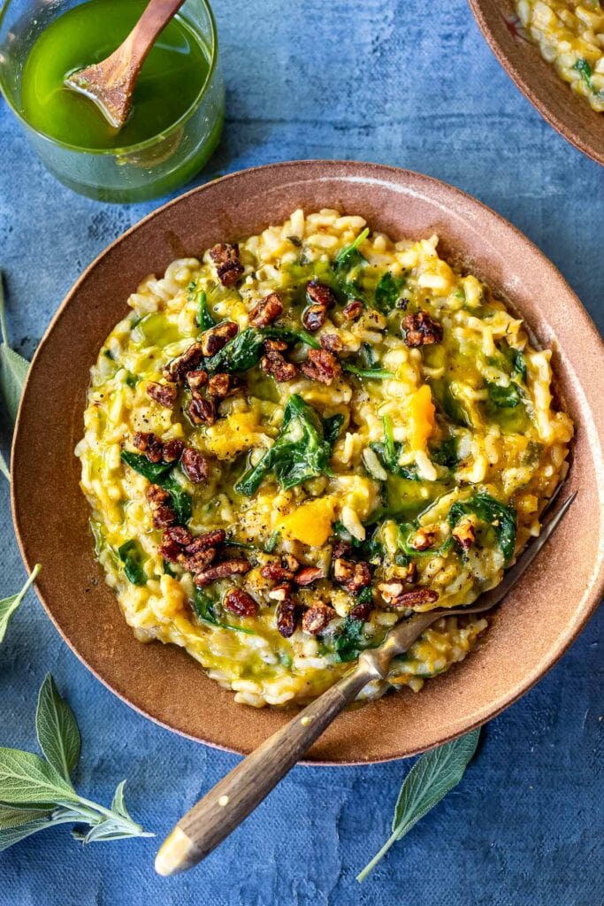Cozy up with a comforting bowl of Butternut Risotto with Leeks and Spinach made with very little fuss, in your Instant Pot pressure cooker. Vegan-adaptable and Gluten-free. #butternut #butternutrisotto #instantpot #vegan
