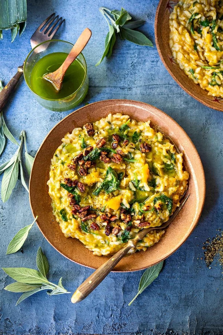 Cozy up with a comforting bowl of Butternut Risotto with Leeks and Spinach made with very little fuss, in your Instant Pot pressure cooker. Vegan-adaptable and Gluten-free. #butternut #butternutrisotto #instantpot #vegan