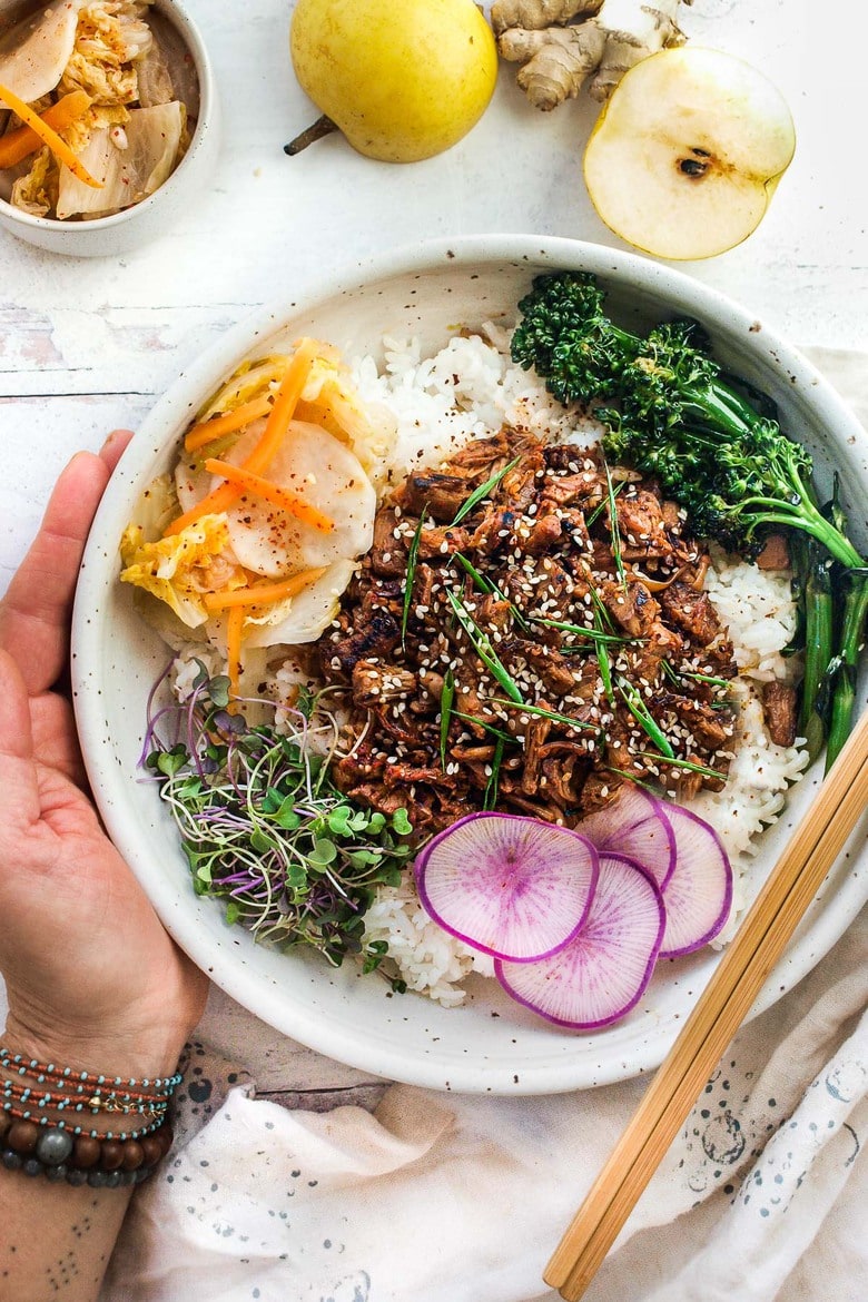 A Korean recipe for Vegan Bulgogi using jackfruit and the most flavorful sauce. Create a A vegan Bulgogi Bowl with rice, veggies and kimchi! #bulgogi #vegan bulgogi #jackfruit #bulgogibowl