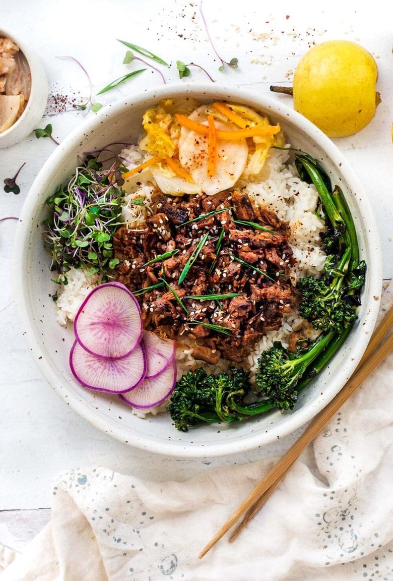 A Korean recipe for Vegan Bulgogi using jackfruit and the most flavorful sauce. Create a A vegan Bulgogi Bowl with rice, veggies and kimchi! #bulgogi #vegan bulgogi #jackfruit #bulgogibowl