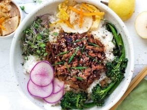 A Korean recipe for Vegan Bulgogi using jackfruit and the most flavorful sauce. Create a A vegan Bulgogi Bowl with rice, veggies and kimchi! #bulgogi #vegan bulgogi #jackfruit #bulgogibowl