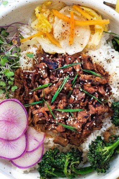A Korean recipe for Vegan Bulgogi using jackfruit and the most flavorful sauce. Create a A vegan Bulgogi Bowl with rice, veggies and kimchi! #bulgogi #vegan bulgogi #jackfruit #bulgogibowl