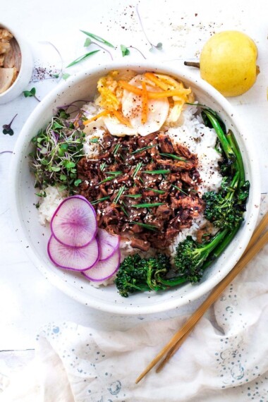 A Korean recipe for Vegan Bulgogi using jackfruit and the most flavorful sauce. Create a A vegan Bulgogi Bowl with rice, veggies and kimchi! #bulgogi #vegan bulgogi #jackfruit #bulgogibowl