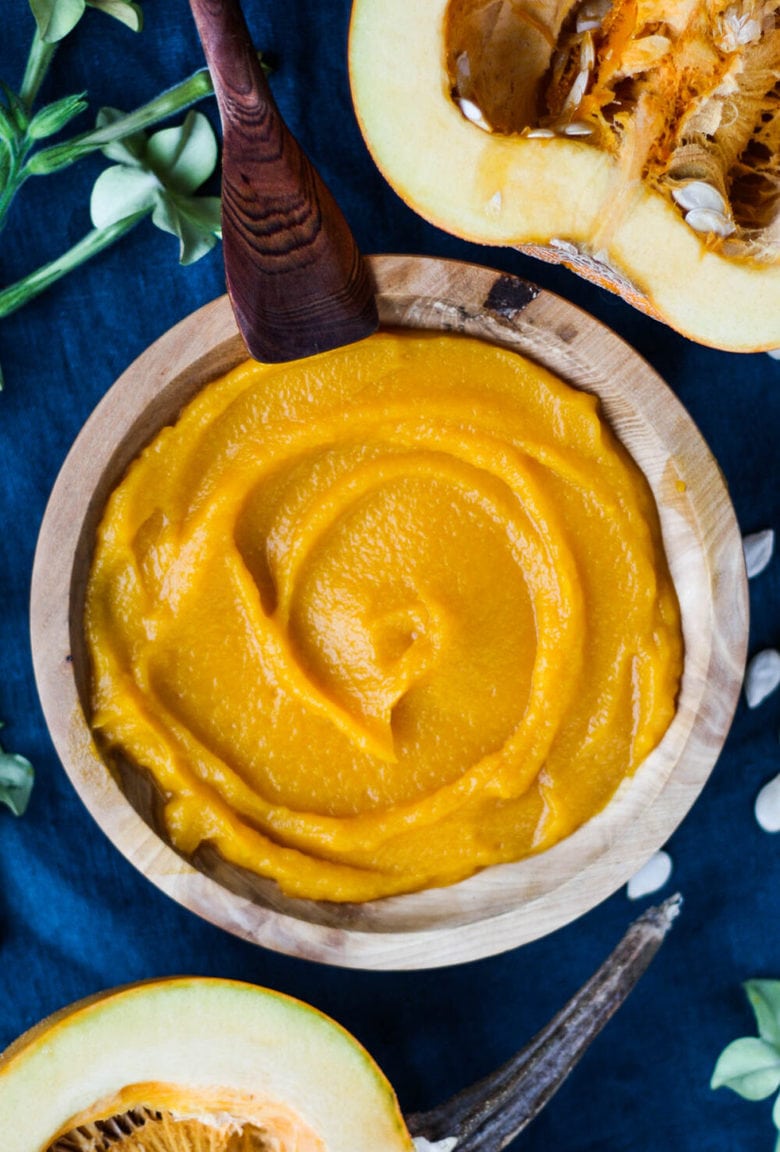 How to make Homemade Pumpkin Puree from scratch- a simple easy recipe to use in place of canned pumpkin. #pumkinpuree #roastedpumpkin