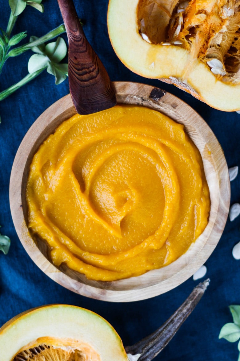 How to make homemade Pumpkin Puree from scratch- a simple easy step-by-step recipe to use in place of canned pumpkin. Learn how to roast pumpkin, puree pumpkin and store it for future use, all in about an hour! #pumpkinpuree #roastedpumpkin 