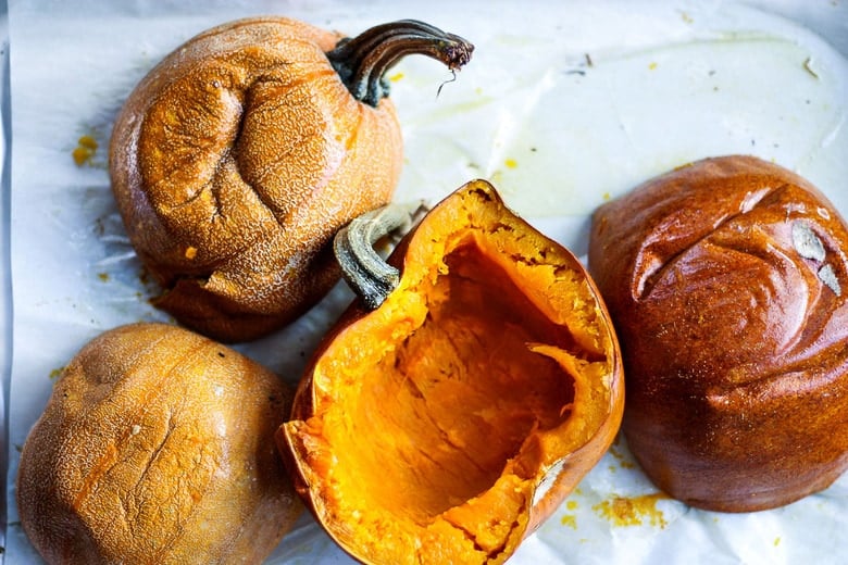 How to make homemade Pumpkin Puree from scratch- a simple easy step-by-step recipe to use in place of canned pumpkin. Learn how to roast pumpkin, puree pumpkin and store it for future use, all in about an hour! #pumpkinpuree #roastedpumpkin