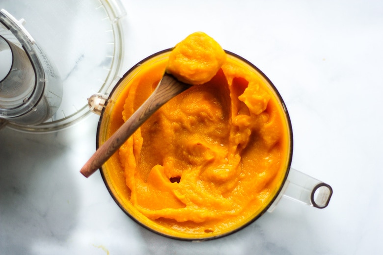 How to make homemade Pumpkin Puree from scratch- a simple easy step-by-step recipe to use in place of canned pumpkin. Learn how to roast pumpkin, puree pumpkin and store it for future use, all in about an hour! #pumpkinpuree #roastedpumpkin