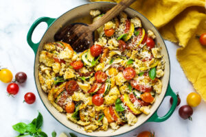 A simple recipe for Tomato Zucchini Gratin with breadcrumbs, parmesan and fresh basil. A quick and easy vegetarian side dish! #gratin #tomatogratin #zucchinigratin