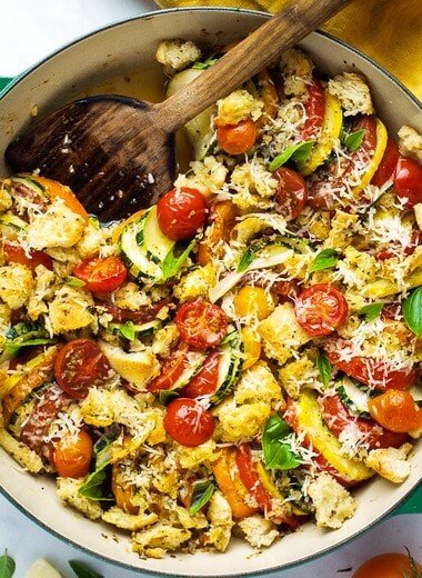 A simple recipe for Tomato Zucchini Gratin with breadcrumbs, parmesan and fresh basil. A quick and easy vegetarian side dish! #gratin #tomatogratin #zucchinigratin