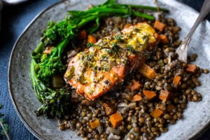 Roasted Salmon with Lemon and Thyme served over Braised French Green Lentils- a simple healthy weeknight dinner recipe! #lentils #salmon #bakedsalmon #frenchlemons