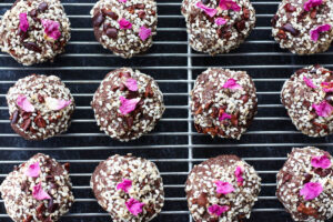 Flourless and vegan-adaptable, these Chocolate Sesame Cookies are irresistibly tender, chewy and divinely delicious.  #chocolatecookies #sesamecookies