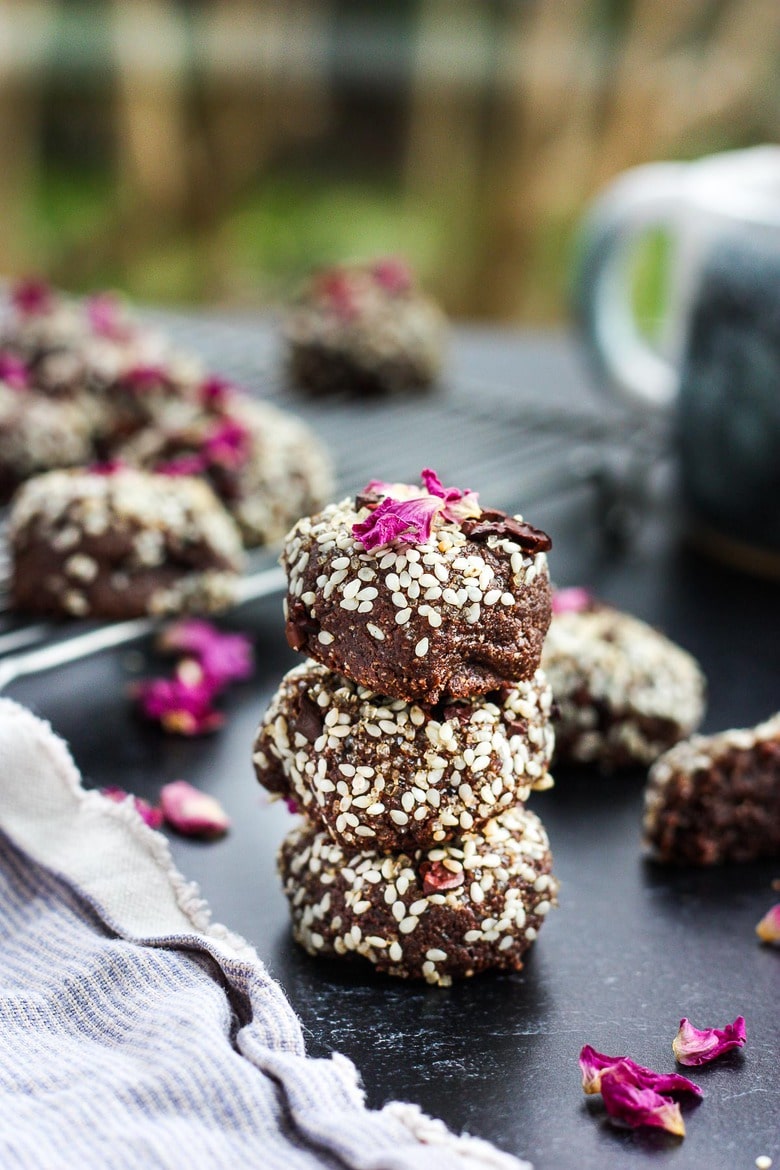 Flourless and vegan-adaptable, these Chocolate Sesame Cookies are irresistibly tender, chewy and divinely delicious.  #chocolatecookies #sesamecookies