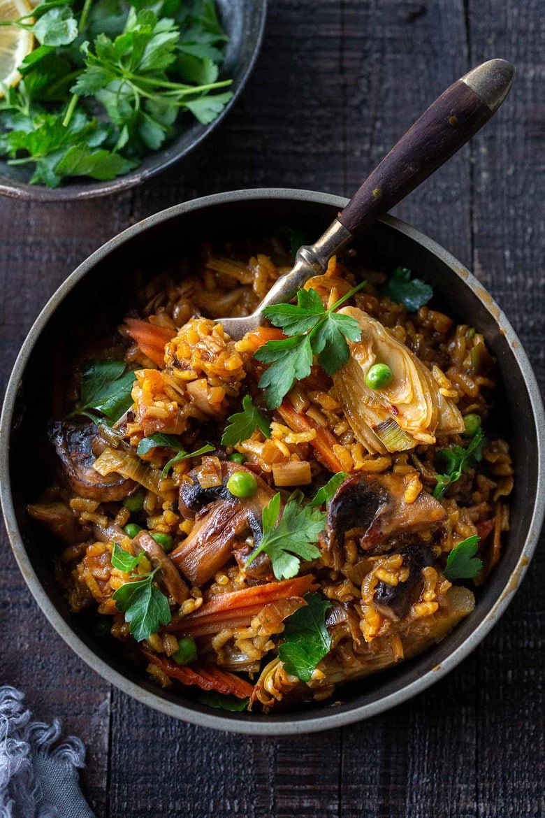 40 Vegan Recipes: How to make authentic Vegetable Paella like they do in Spain! A simple, easy, vegetarian dinner recipe that comes together in under an hour! Vegetarian, vegan and gluten-free!