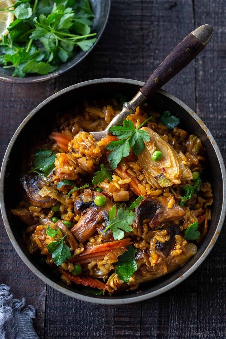 How to make authentic Vegetable Paella like they do in Spain! A simple, easy, vegetarian dinner recipe that comes together in under an hour! Vegetarian, vegan and gluten-free!