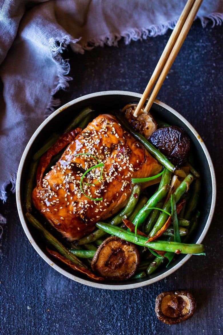 A tasty recipe forn Sheet-Pan Szechuan Salmon with Scallion Green Beans baked in the oven that can be made in 30 minutes. A delicious healthy weeknight dinner! #szechuan #salmon #sheetpandinner