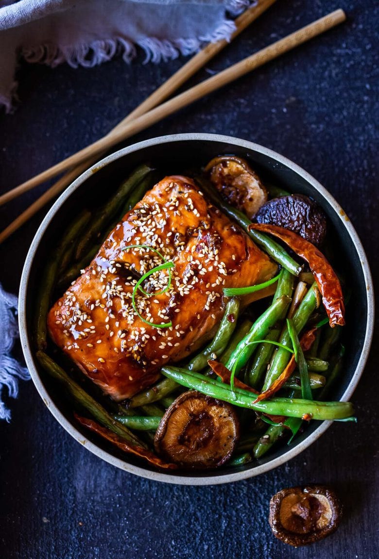 A tasty recipe forn Sheet-Pan Szechuan Salmon with Scallion Green Beans baked in the oven that can be made in 30 minutes. A delicious healthy weeknight dinner! #szechuan #salmon #sheetpandinner