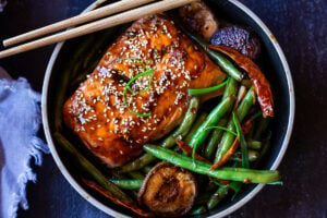 A tasty recipe for Szechuan Salmon with Scallion Green Beans baked in the oven that can be made in 30 minutes. A delicious healthy weeknight dinner! #szechuan #salmon