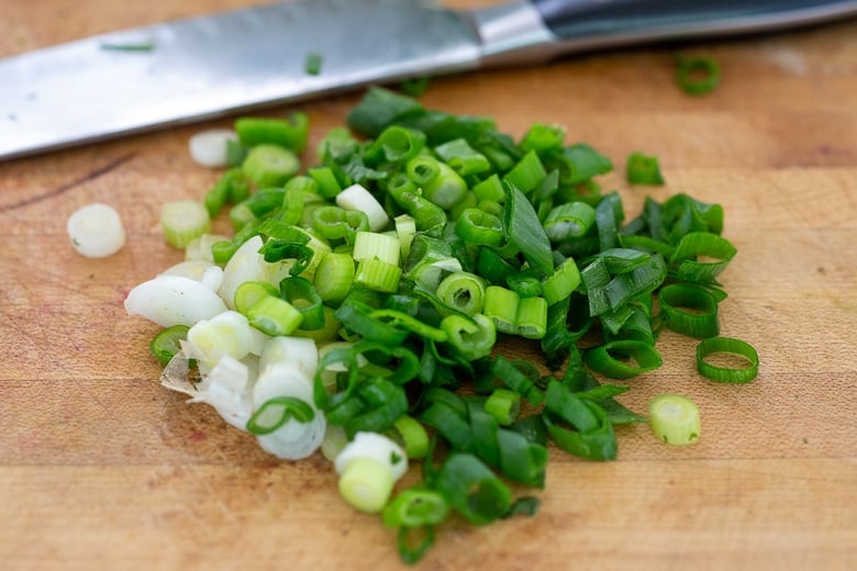 slicing the scallions