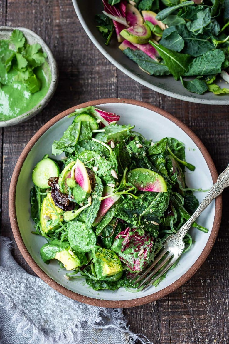 Inspired by the sea, this Spirulina Sea Salad features kelp noodles, dulse ribbons and an addicting Spirulina Dressing tossed with seasonal greens, avocado, cucumber, radish and optional smoked ahi or smoked salmon. Vegan adaptable and Low-carb. #spirulina #salad #vegansalad #dulse #kelpnoodles 