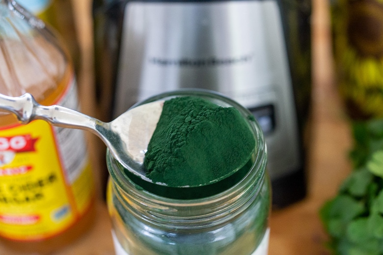 spirulina in a spoon 