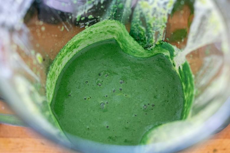 spirulina dressing in a blender